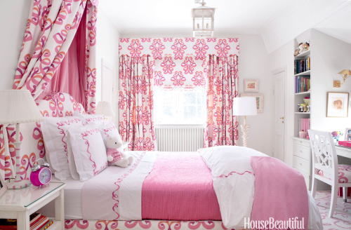 ピンクでコーディネートされた寝室