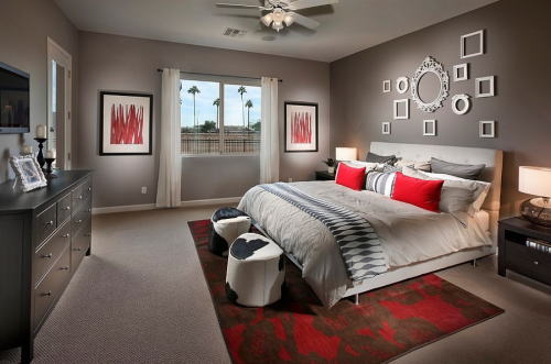 赤とグレーのゴージャスな寝室