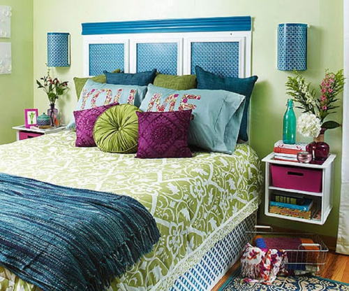 沢山のパターンを使った緑の寝室