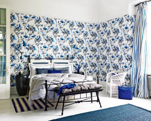 ロイヤルブルーの壁紙が眩しい寝室