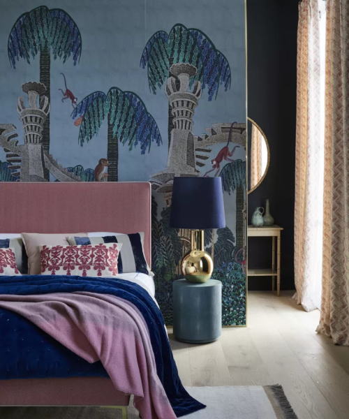 青と暖色系を絶妙に組み合わせた寝室