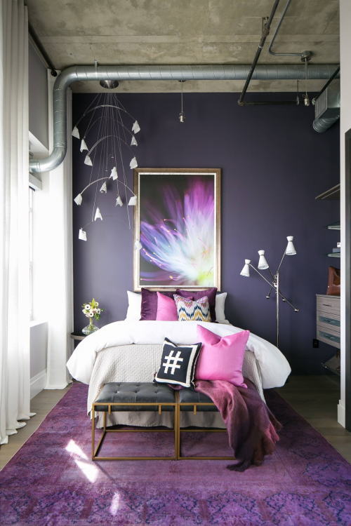 紫を使った寝室のコーディネート