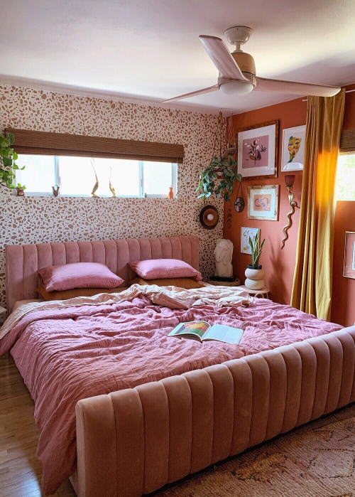 ピンクのベッドとピンクのヘッドボードの寝室