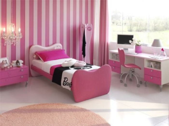 ピンクでコーディネートされた寝室