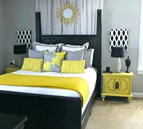 黒と黄色を使った寝室