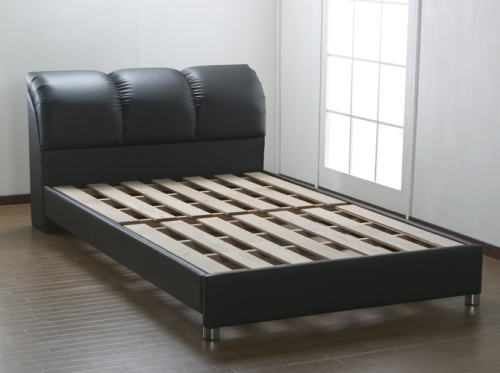 レザー製ベッドフレームと木製すのこの床板