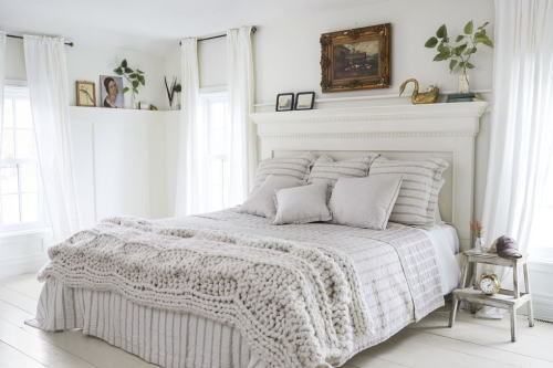 白いベッドを置いた寝室の作例