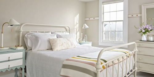 白いベッドを置いた寝室の作例