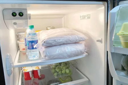 ベッドシーツを冷蔵庫で冷やす