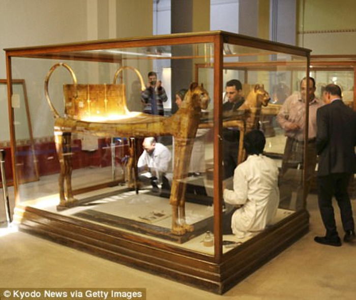 古代エジプトの黄金のベッド