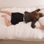 短期に住まうワンルーム、布団かベッドかについて考える。